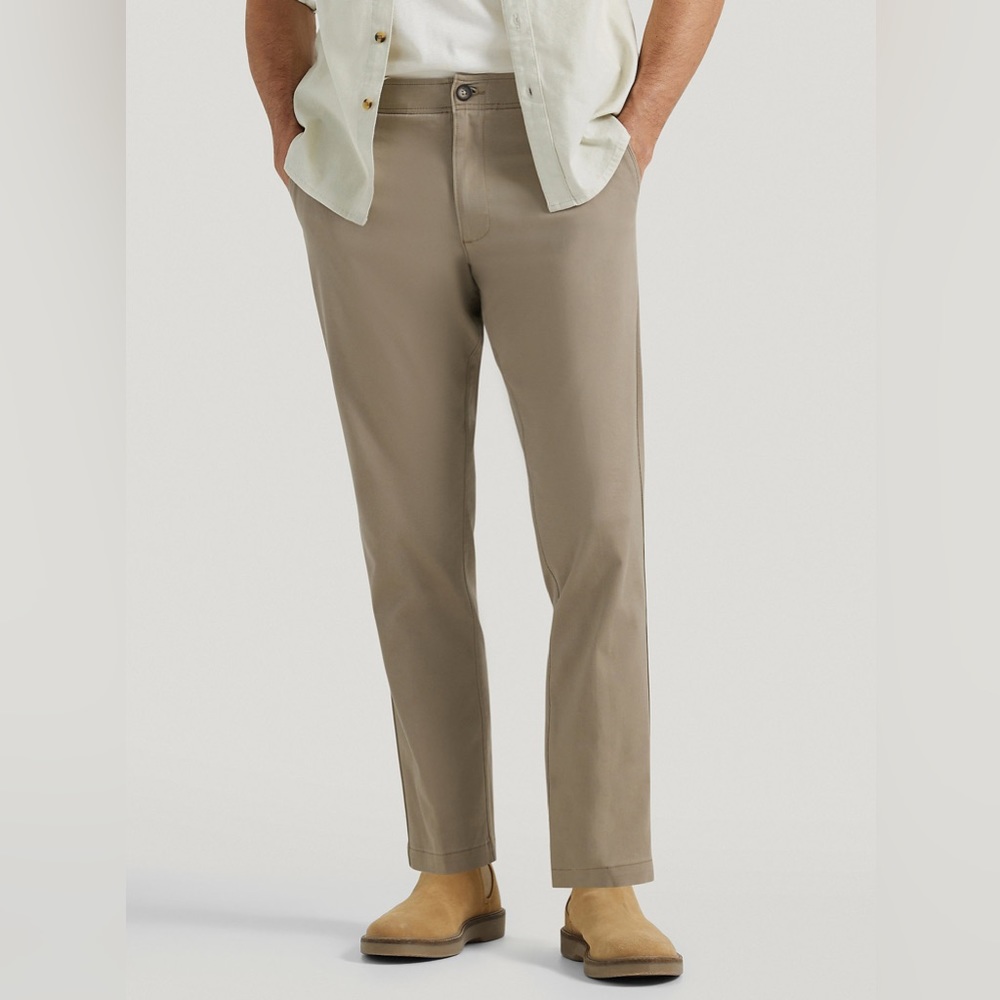 Lee Extreme Comfort 4 Pocket Khaki Pants‎ Men’s 32 x 32 (measures 32 x 30.5”)